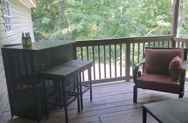 Quiet home off Lake Sinclair. Kid-friendly!