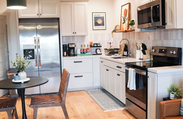 Modern Guest Suite w/ Panoramic Water and Mountain Views, Walk-in Shower and Tub