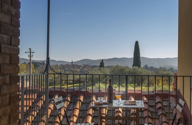 Beautiful apartment with pool, A/C, WIFI, TV, panoramic view and parking, close to Arezzo