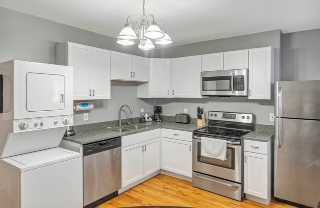 Historic First Floor Tower Grove Unit with 4 queen beds STL 1W