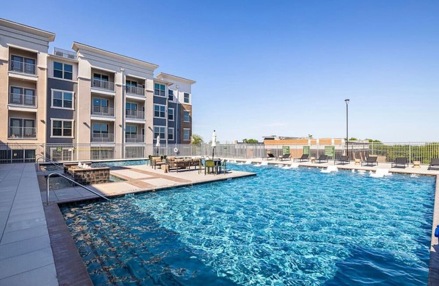 Elegant Lakeside 1BD: Pool, Gym & Cozy Workspace