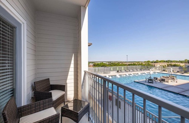 Modern Lakeside 1BD with Pool, Gym & Office Space
