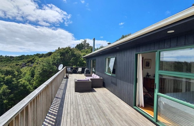 Sunny, comfortable island retreat with all the comforts of home