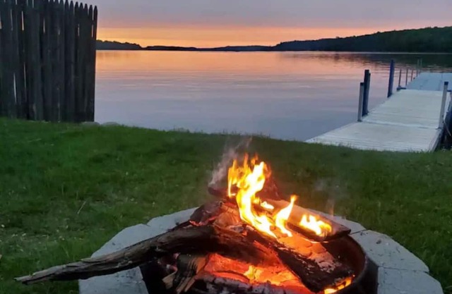 Welcome to Black Bear Cottage in desirable Pinkham's cove with water views!