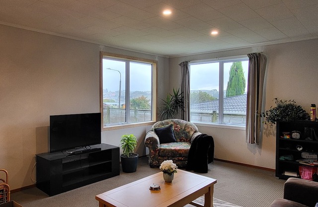 Warm and cozy 3 bedroom house in Westown, New Plymouth.