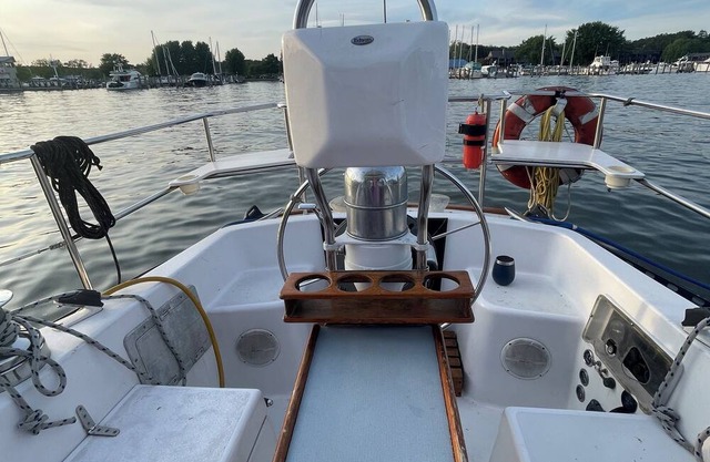 Enjoy a sailors stay in Holland Michigan at Macatawa Bay.