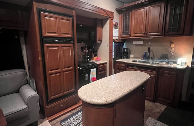 Cozy and spacious 5th wheel on Lake Lawtonka!