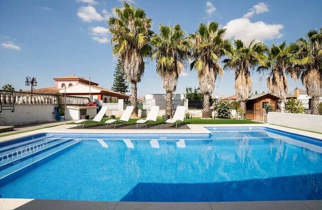 Independent loft in chalet with pool