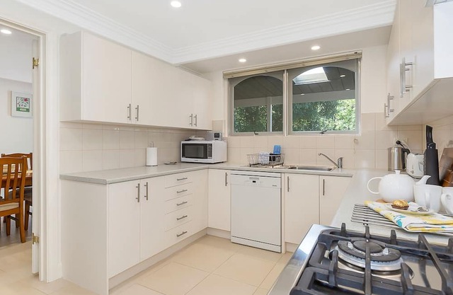 3BR Family Home in Kensington Gardens