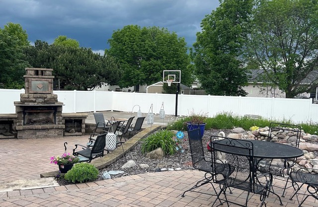 Looking for EAA RENTERS! Great location 30 mins from EAA grounds. Outdoor gril!