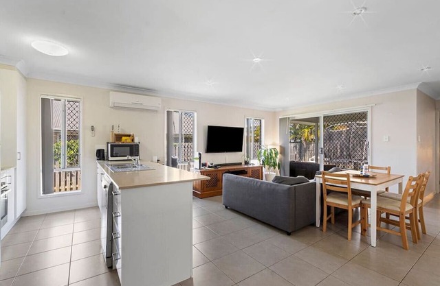 Comfy 5bdr 2Bth Gold Coast Home Close to FWY