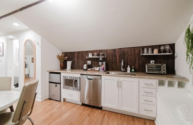 Lovely Loft Apartment right in the middle of downtown Covington, Louisiana!
