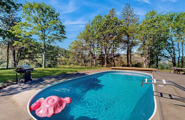 Dog-friendly guest house with amazing river views and shared pool access.