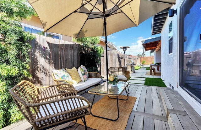 Upscale Mid-Mod home with outdoor pool & jacuzzi oasis in great neighborhood!