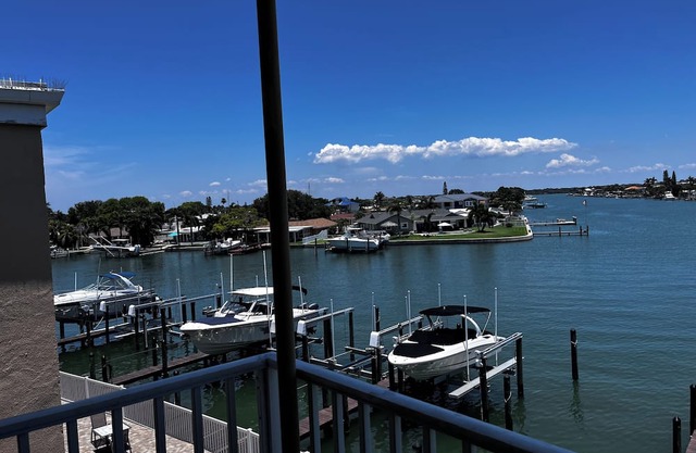 One bedroom, one bath condo on the water. Walk to beaches. Breath taking view