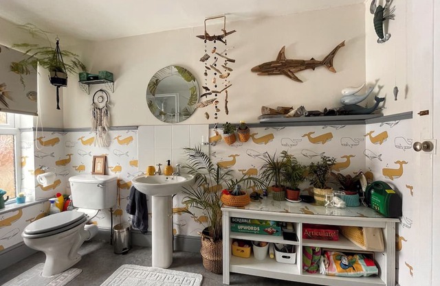Cosy Double Bedroom TV, microwave and breakfast of cereal & toast, tea & coffee