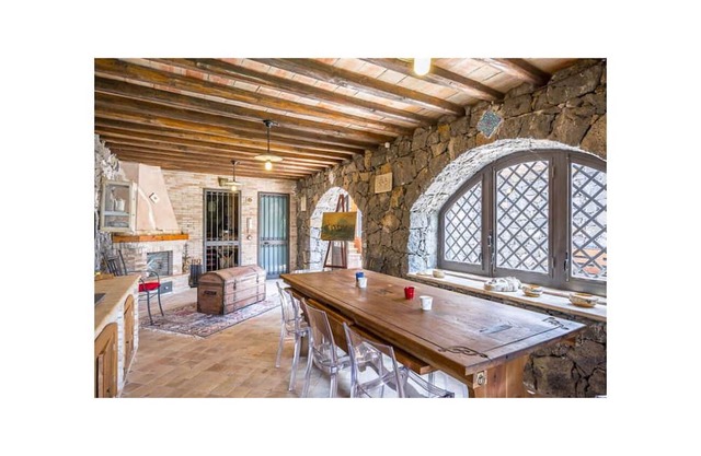 Beautiful private villa for 6 guests with WIFI, private pool, A/C, TV and parking
