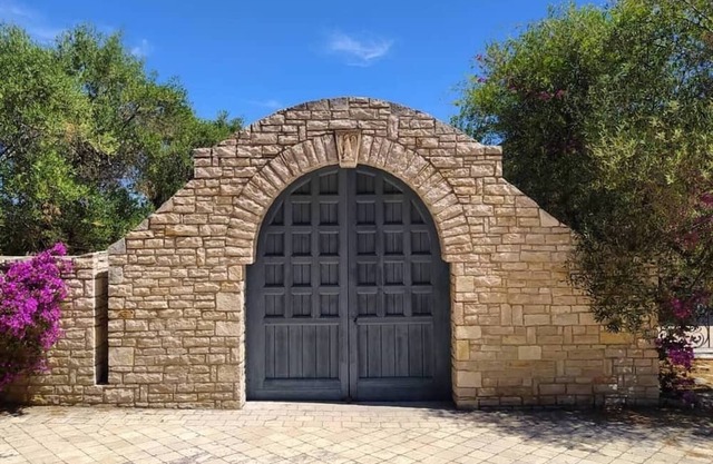 Villa 'Liana, Pool and Tennis Court' with Sea View, Wi-Fi and Air Conditioning