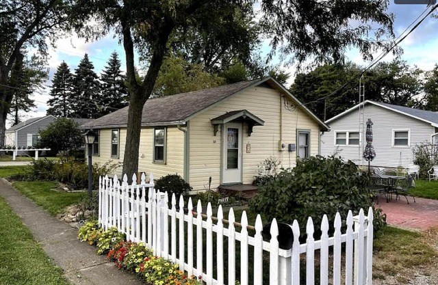 Welcome to this charming 2-bedroom, 1-bathroom house located in Vermilion, OH