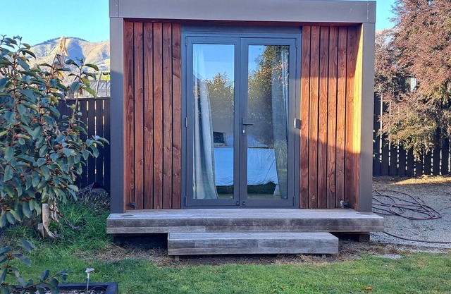 3bdrm plus sleepout with double garage. Central Richmond. Sleeps 7