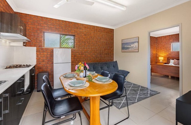 1 Bedroom Comfy Unit Sleep 3 close to mall and bus