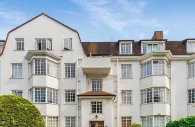 Gorgeous 2 bed in Art Deco Mansion Block