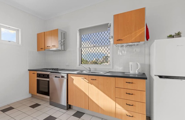 Cosy West End 1-Bed with Parking