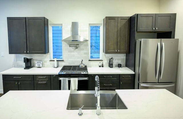 Perfect Houston getaway!! With 3 spacious bedrooms and a beautiful rooftop patio