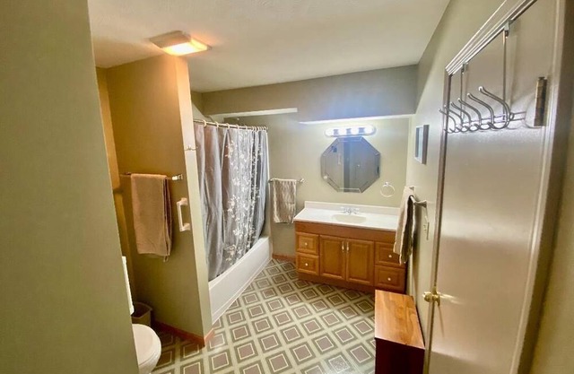 FRANKFORT 1 BEDROOM, 1 BATHROOM COUNTRY SETTING APARTMENT, 1/2 MILE TO BEACHES