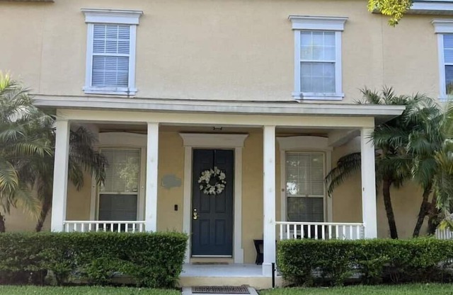 Windermere Two Bedroom Updated Townhouse Water View,Close to Disney, A+ Location