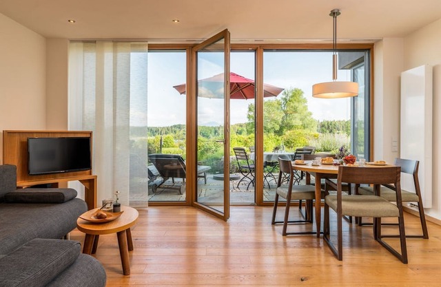 Apartment "Rosengarten" with Lake View, Private Terrace & Wi-Fi