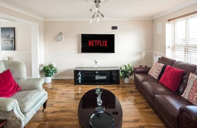 Orchard House: 4 Bed/3 Bath in Thamesmead
