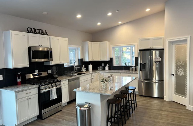 Terrific brand new 4-bedroom house with WiFi in South Lake Tahoe