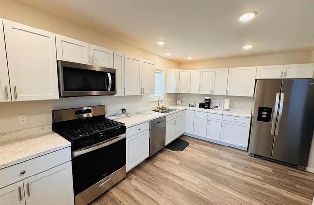 New! Hayward 3 Bedroom 2 Bath Duplex A, Close to everything & downtown Hayward!