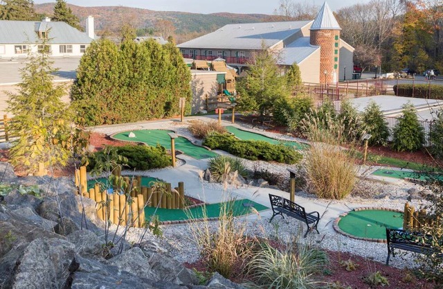 Holiday Inn Club Vacations Oak N' Spruce 2br suite Friday check-ins