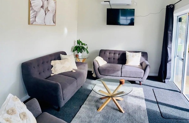 Petone Beach - Entire Villa & Optional Sleep-Out