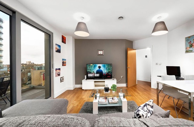 Cozy Modern 3 Bed 2 Bath Flat in East London . Family & Pet-freindly