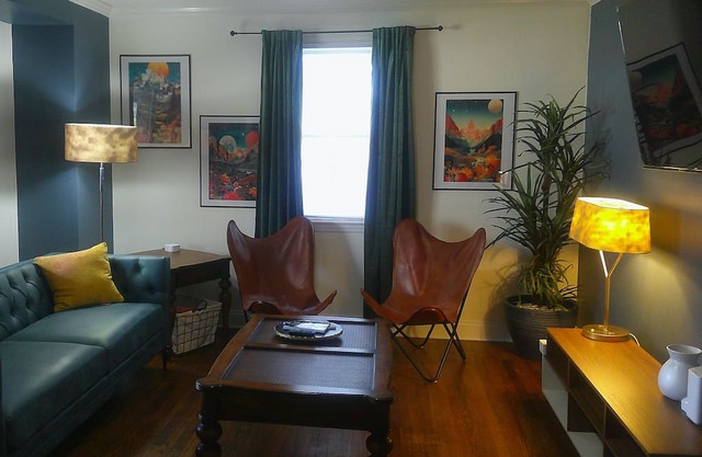 Stylish home close to Masters, University, Hospital and Restaurants. Large yard!