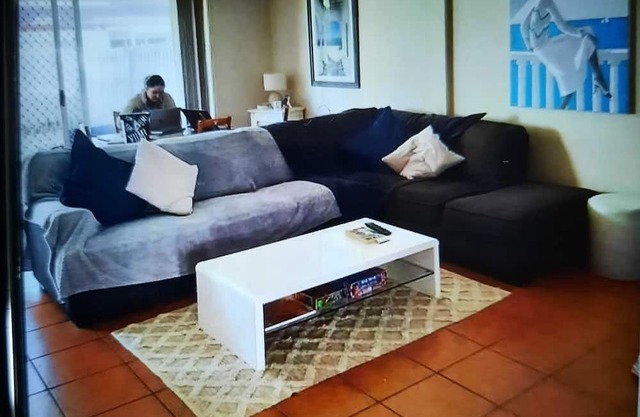 2 bedroomed town house in Gold Coast,close to theme parks !