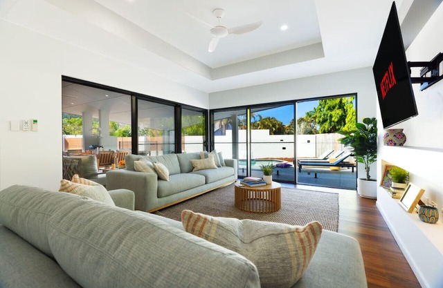 Luxury Sunny Oasis: Pool, SUV Hire, Near Marina