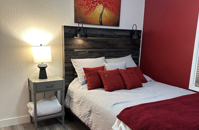 Cozy and Pet Friendly "Movie House" in Reno with RV parking