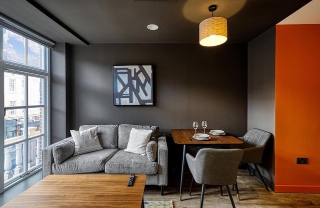 Renaissance 7: 1 BR in Southport's Premier Block