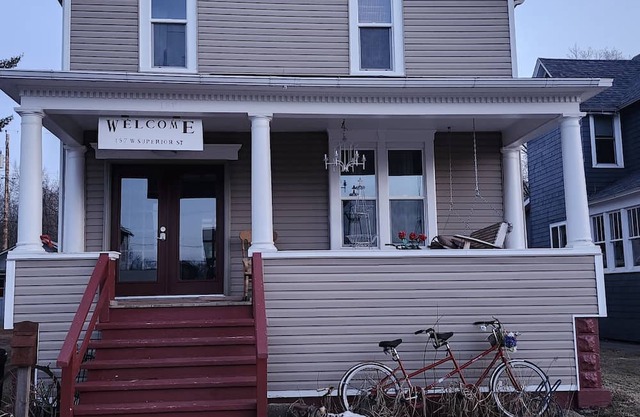 Superior Stay and Play. Bright and cheery full size apartment near trails
