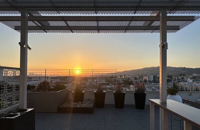 Hollywood! 2LVL Luxury Townhome!
