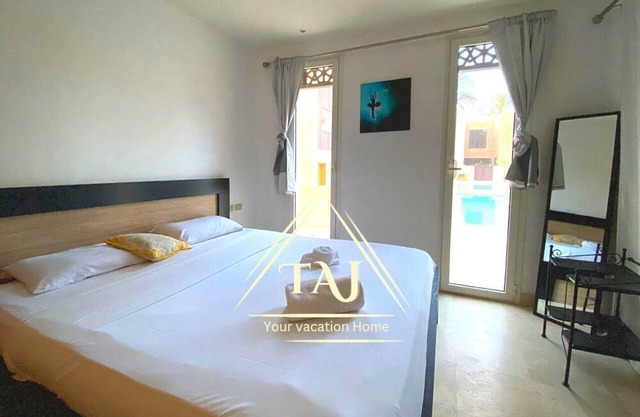 Taj Home, scarab 2BR ground floor overlooking the pool. 5 minutes to Marina.