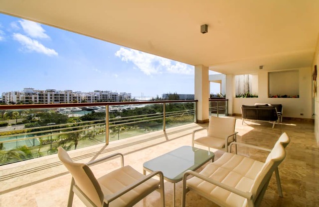 4th-floor resort apt with outdoor pools, pool spas, tennis, gym, & balcony