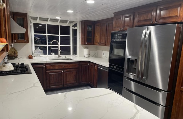 Cozy house with backyard in suburban neighborhood, central to Valley near 118