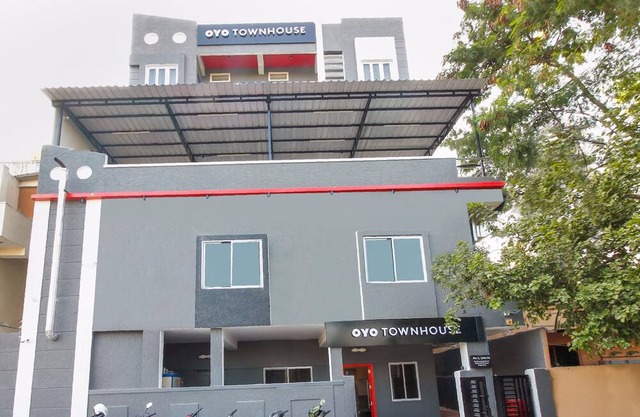 Super OYO Townhouse 269 RCC Sunrise