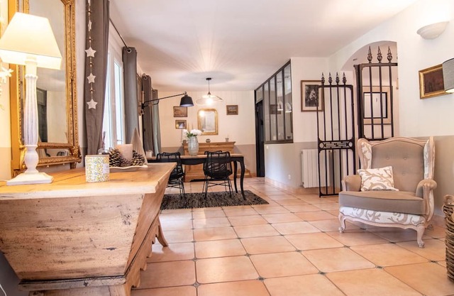 Beautiful private villa for 8 people with WIFI, private pool, TV, terrace and parking