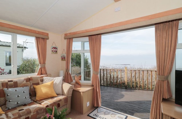 BAYVIEW 22, pet friendly, with a garden in West Quantoxhead